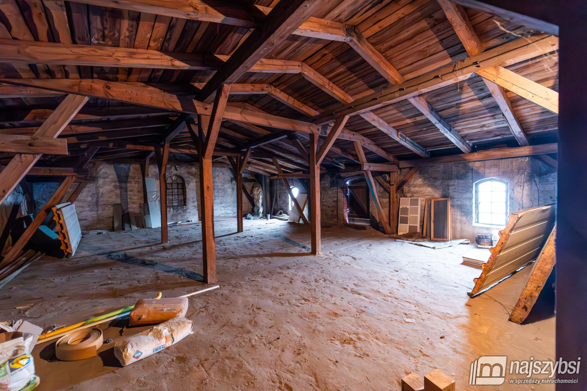 ŁOBEZ - BUDYNEK HANDLOWO - USŁUGOWY  W CENTRUM (16)