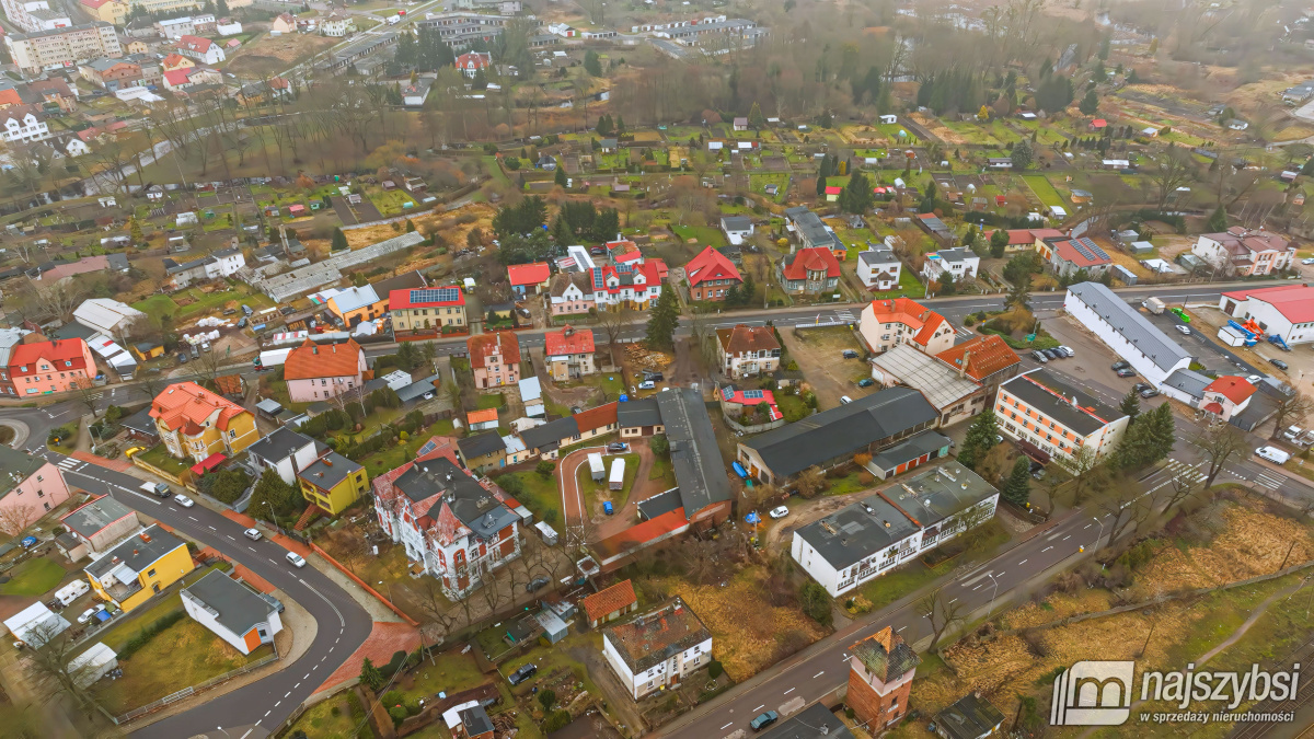 ŁOBEZ - BUDYNEK HANDLOWO - USŁUGOWY  W CENTRUM (2)