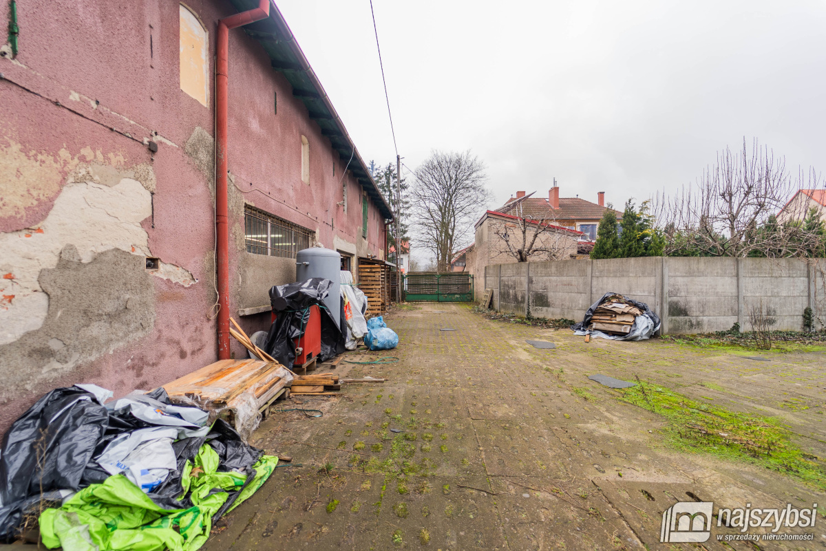 ŁOBEZ - BUDYNEK HANDLOWO - USŁUGOWY  W CENTRUM (21)