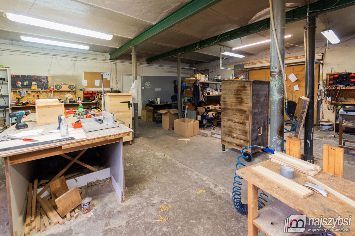 ŁOBEZ - BUDYNEK HANDLOWO - USŁUGOWY  W CENTRUM (7)