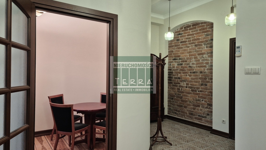 STYLOWE BIURO Z WIDOKIEM NA RATUSZ (3)