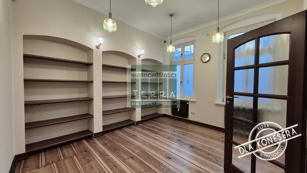 STYLOWE BIURO Z WIDOKIEM NA RATUSZ (1)