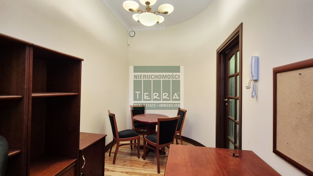 STYLOWE BIURO Z WIDOKIEM NA RATUSZ (5)