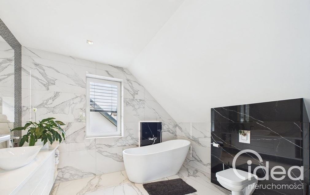 Dom wolnostojący w spokojnej okolicy. (9)