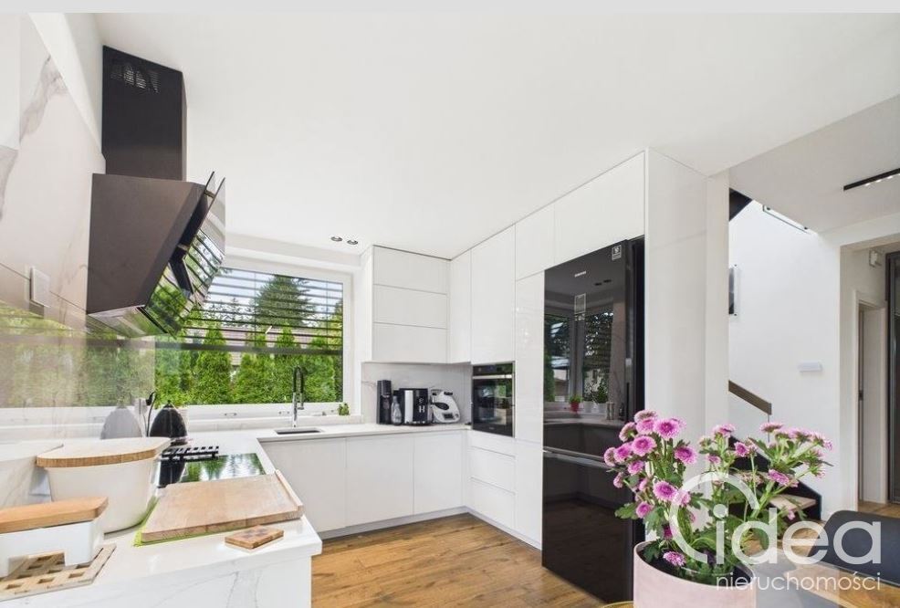 Dom wolnostojący w spokojnej okolicy. (6)