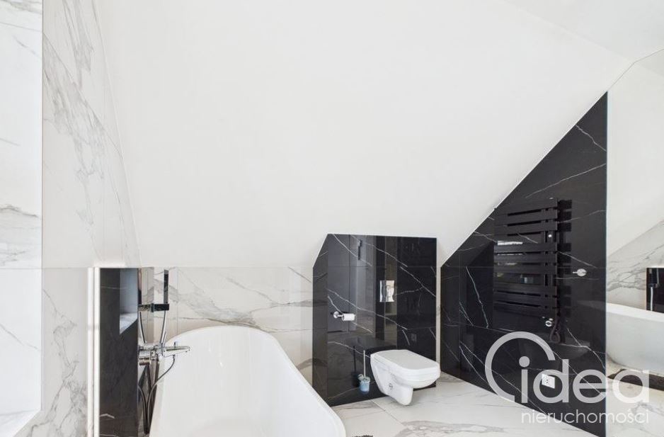 Dom wolnostojący w spokojnej okolicy. (12)