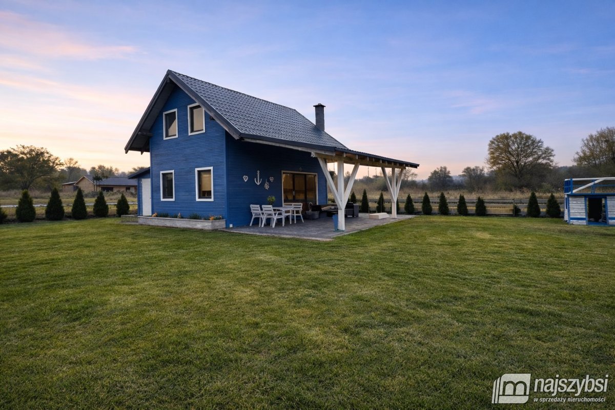 Strzeszów-drewniany domek rekreacyjny nad jeziorem (1)