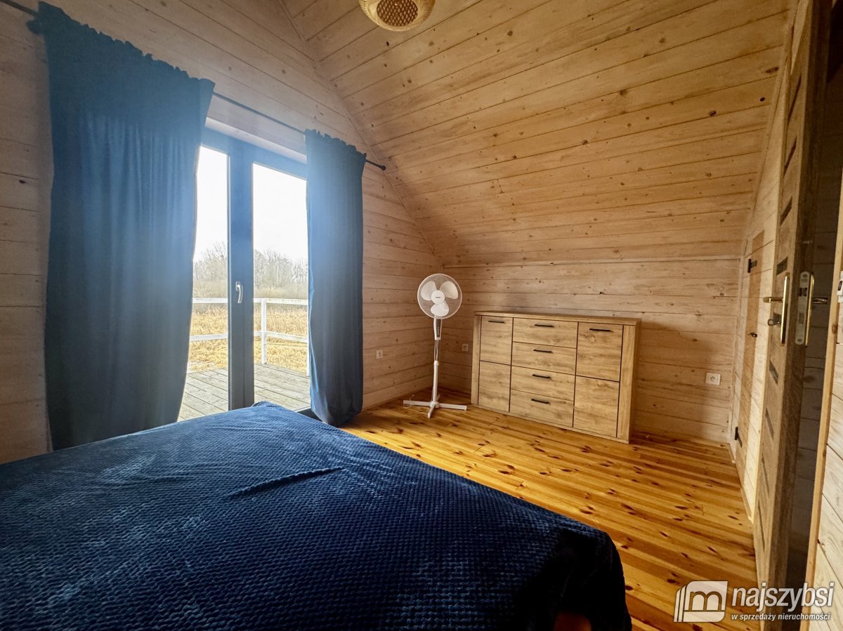 Strzeszów-drewniany domek rekreacyjny nad jeziorem (12)