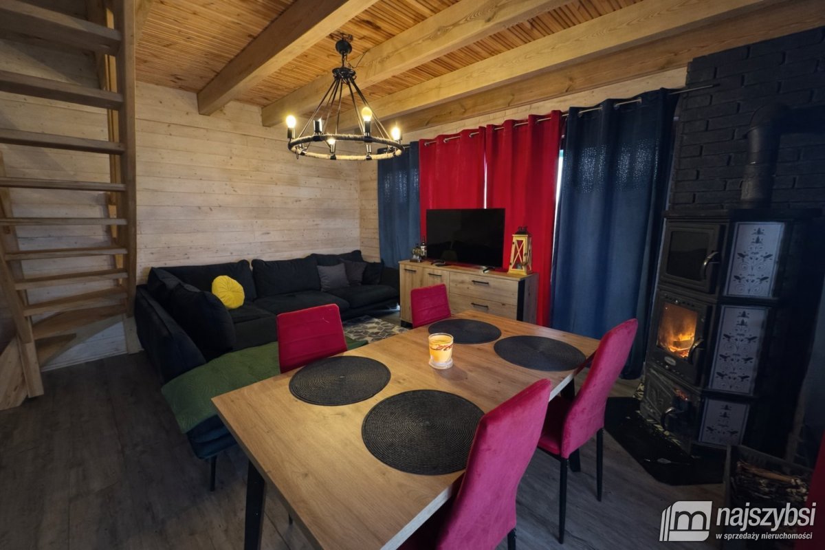 Strzeszów-drewniany domek rekreacyjny nad jeziorem (2)