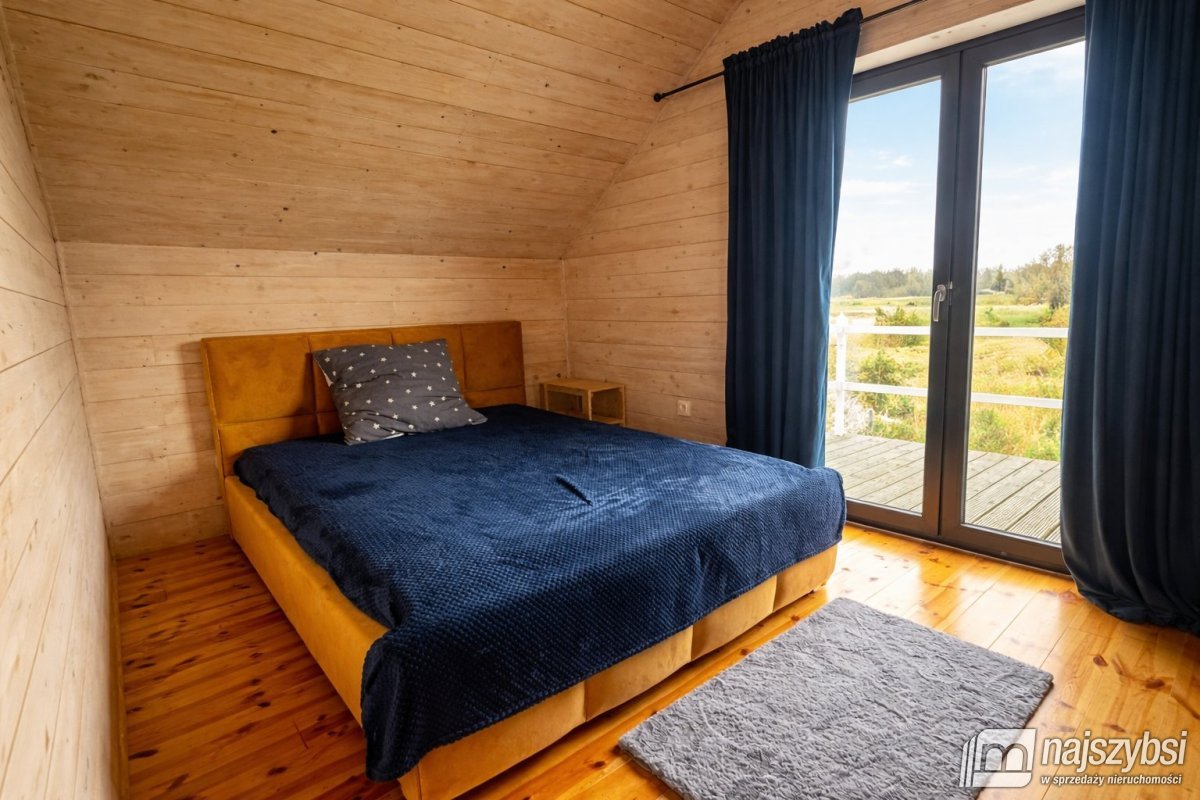 Strzeszów-drewniany domek rekreacyjny nad jeziorem (3)