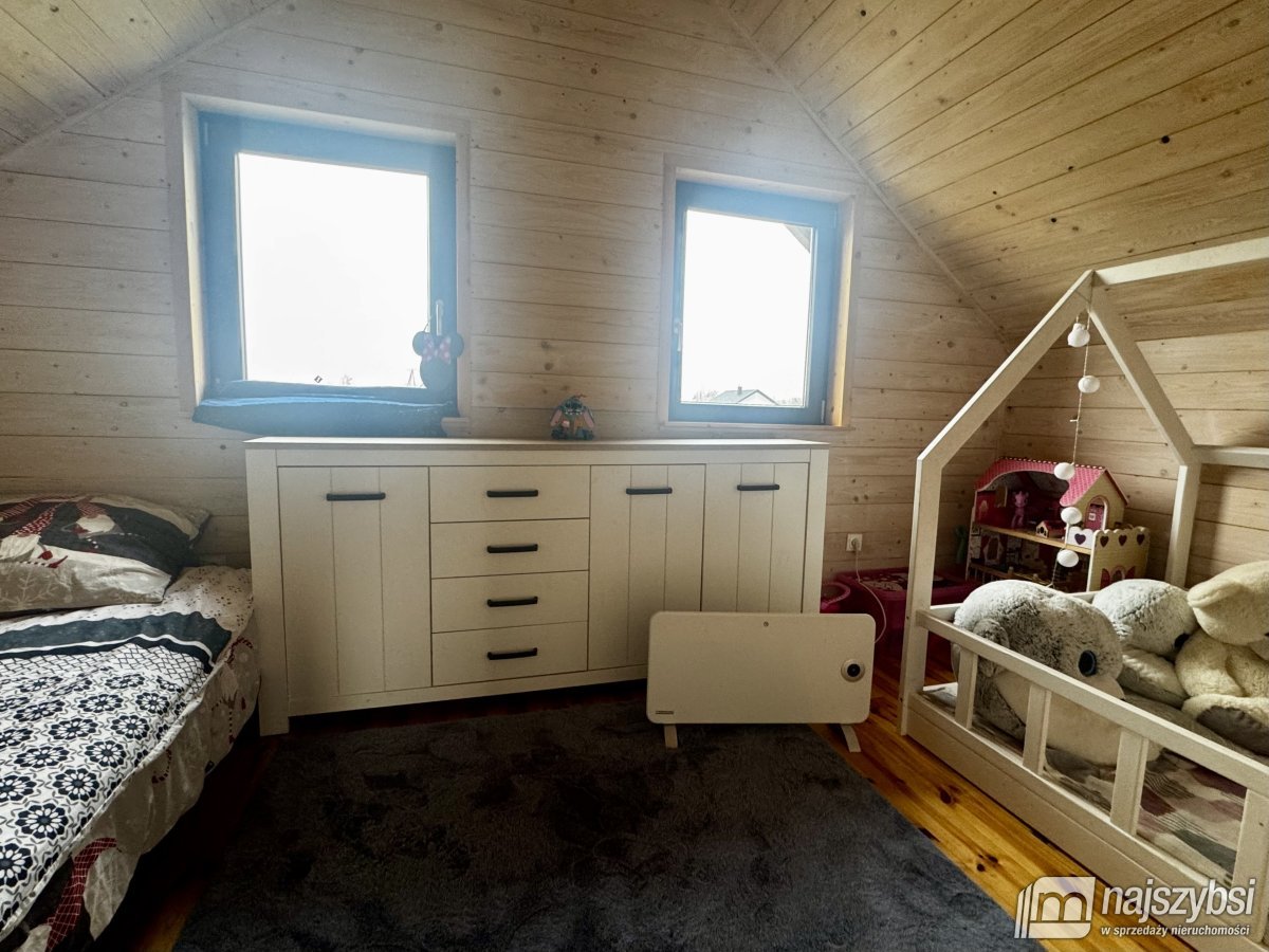 Strzeszów-drewniany domek rekreacyjny nad jeziorem (7)