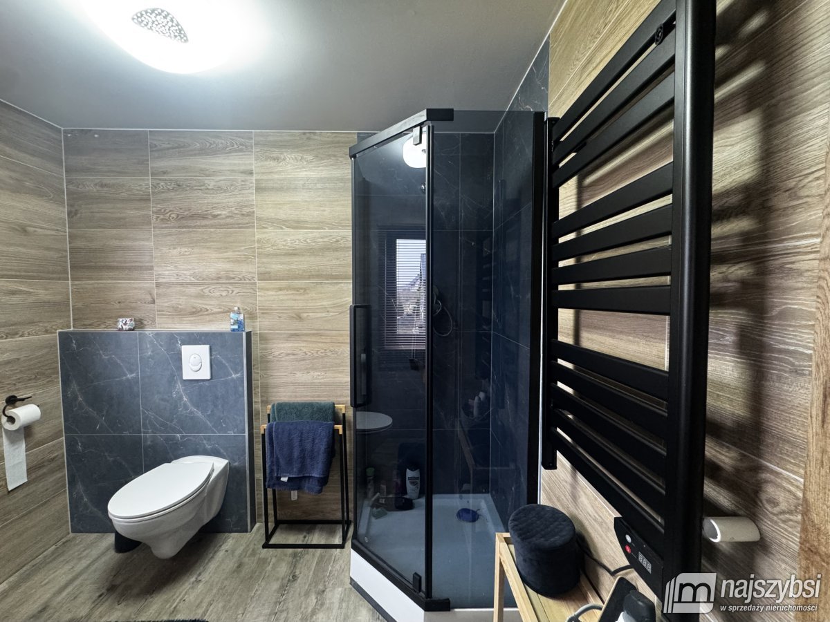 Strzeszów-drewniany domek rekreacyjny nad jeziorem (9)