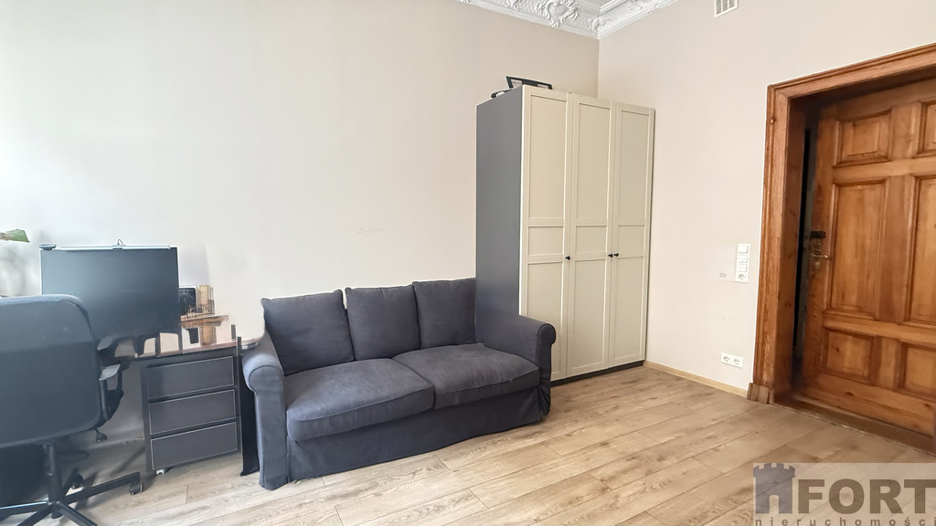 Lokal biurowy z opcją samodzielnej kawalerki (13)