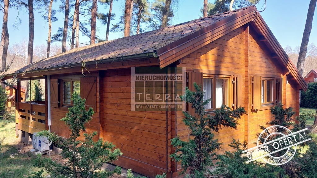 DOM Z BALI NAD JEZIOREM (1)