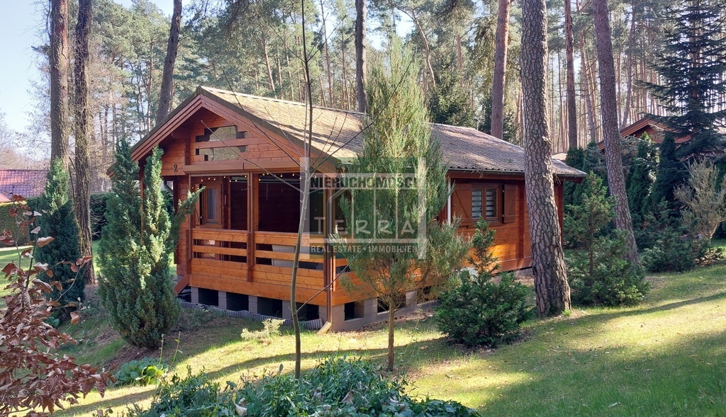 DOM Z BALI NAD JEZIOREM (2)