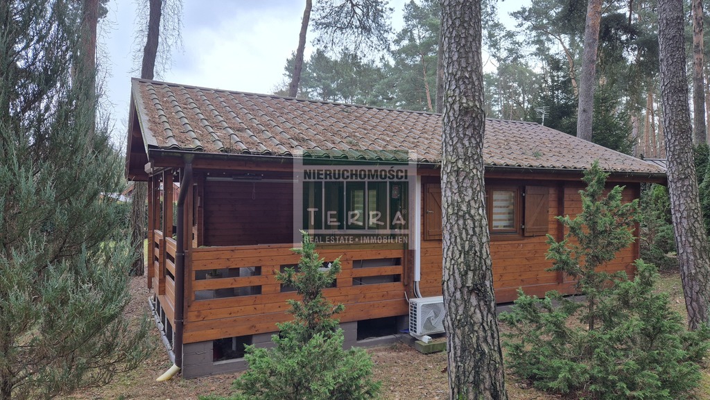 DOM Z BALI NAD JEZIOREM (3)