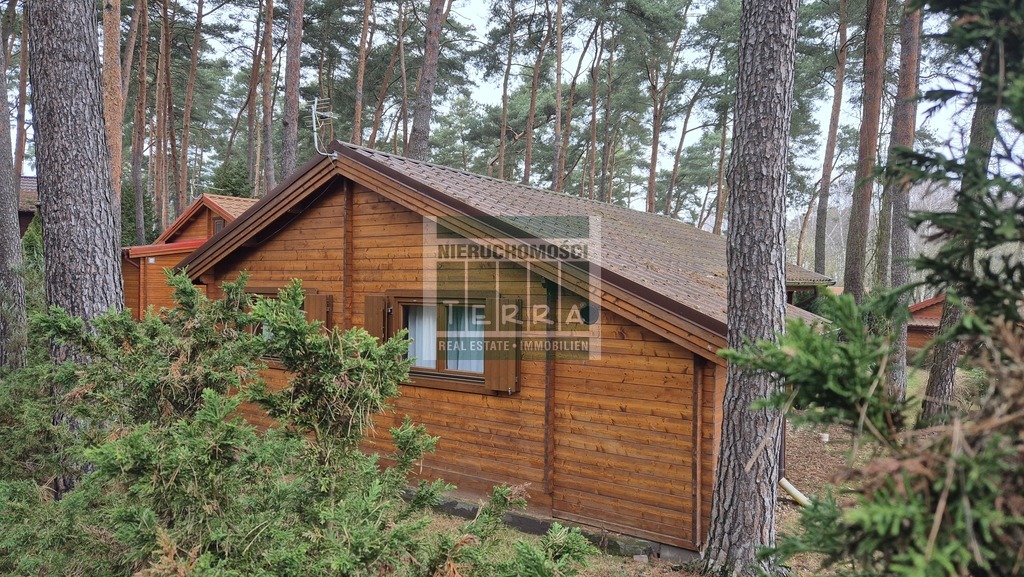 DOM Z BALI NAD JEZIOREM (8)