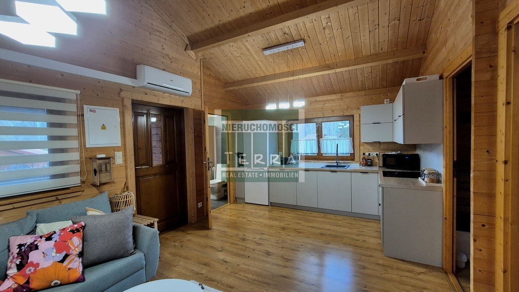 DOM Z BALI NAD JEZIOREM (13)