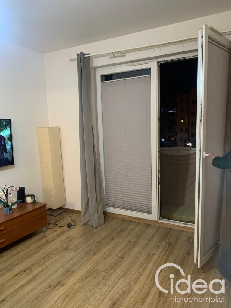 Jasna, ustawna kawalerka z balkonem. (2)