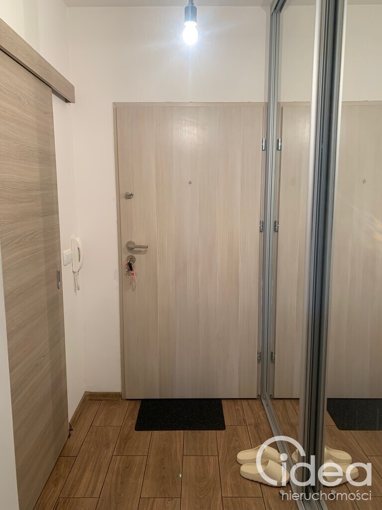 Jasna, ustawna kawalerka z balkonem. (6)