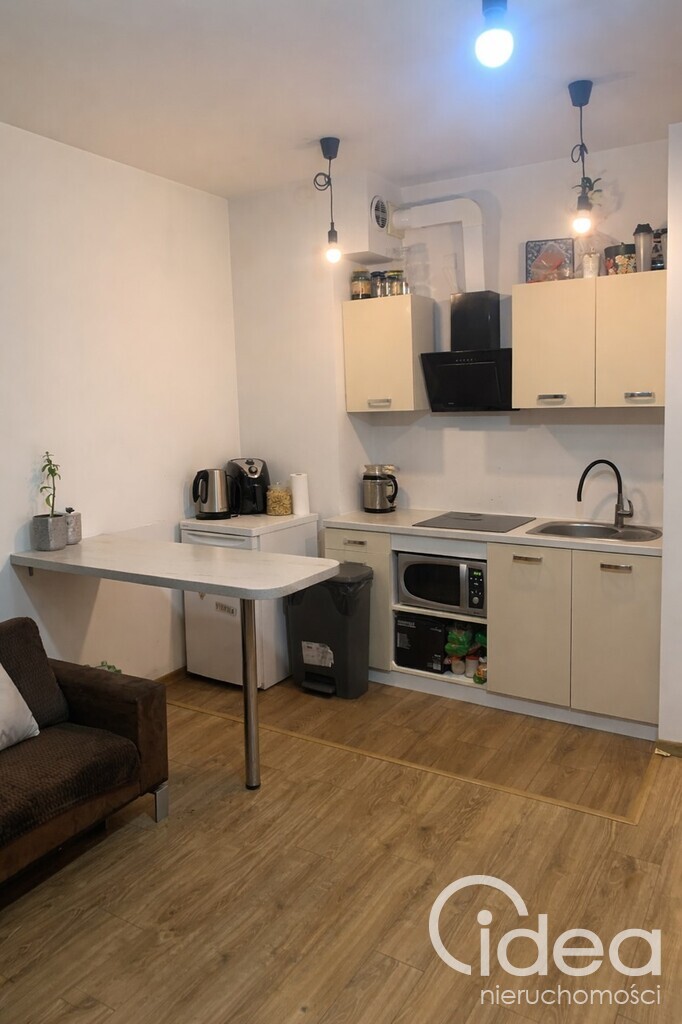 Jasna, ustawna kawalerka z balkonem. (1)