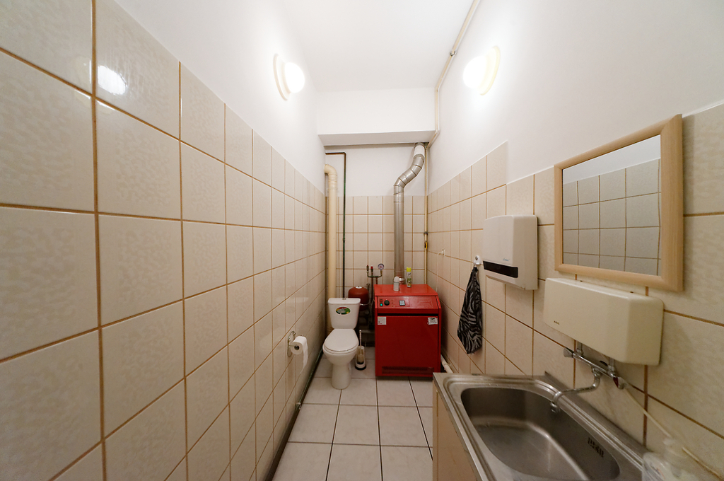 Wynajmę lokal biurowo-handlowo-usługowy. (9)