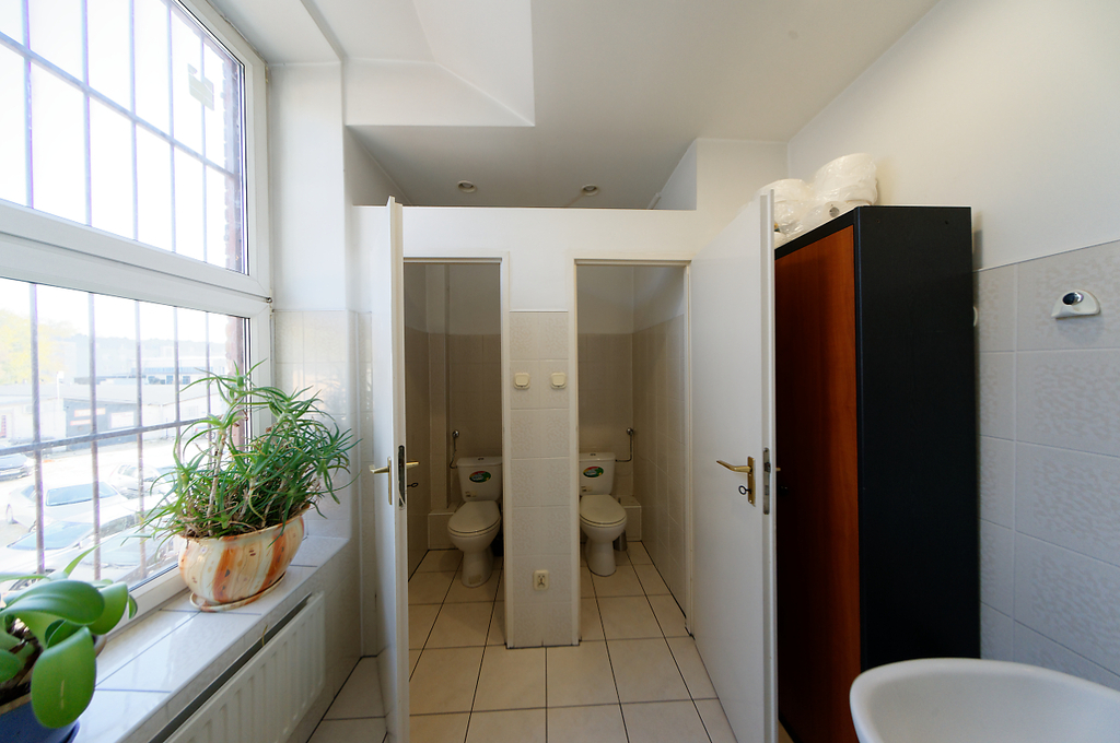 Wynajmę lokal biurowo-handlowo-usługowy. (12)