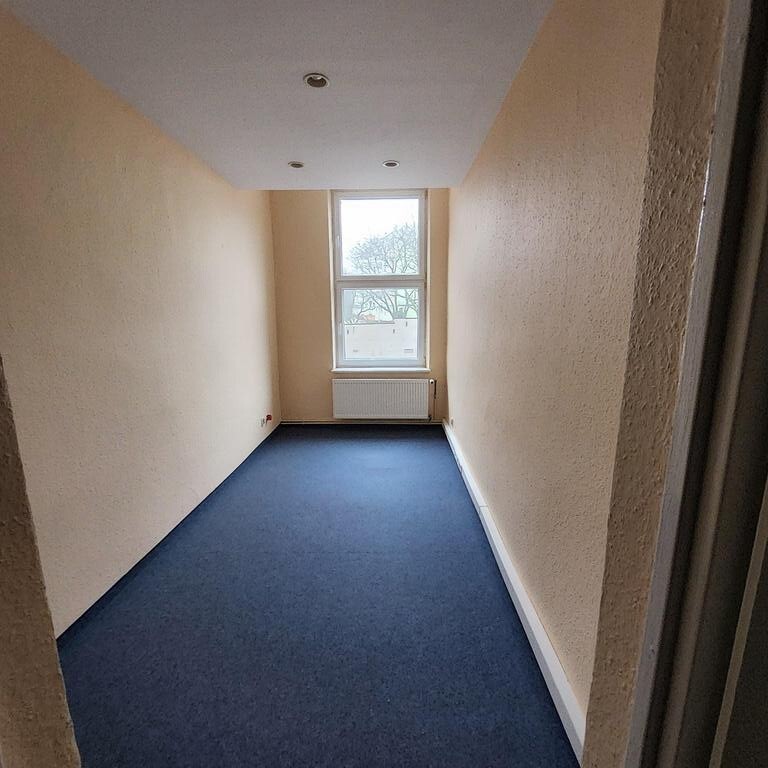 Wynajmę lokal biurowo-handlowo-usługowy. (4)