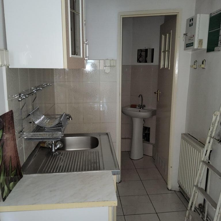 Wynajmę lokal biurowo-handlowo-usługowy. (8)