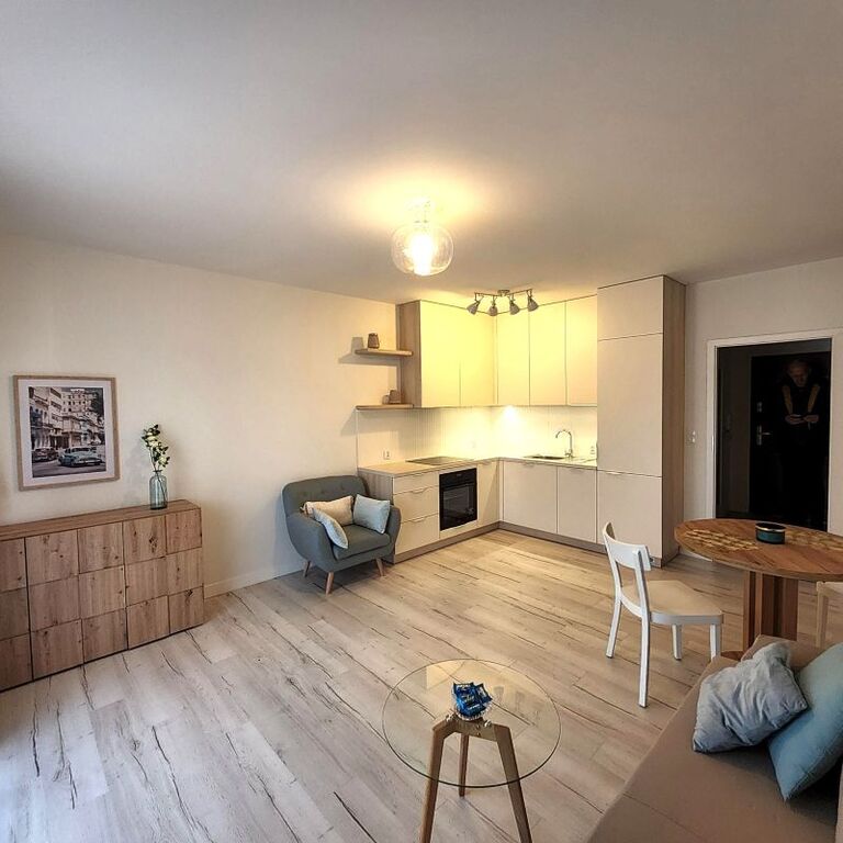 Wynajmę kawalerkę z balkonem i miejscem postojowym (3)