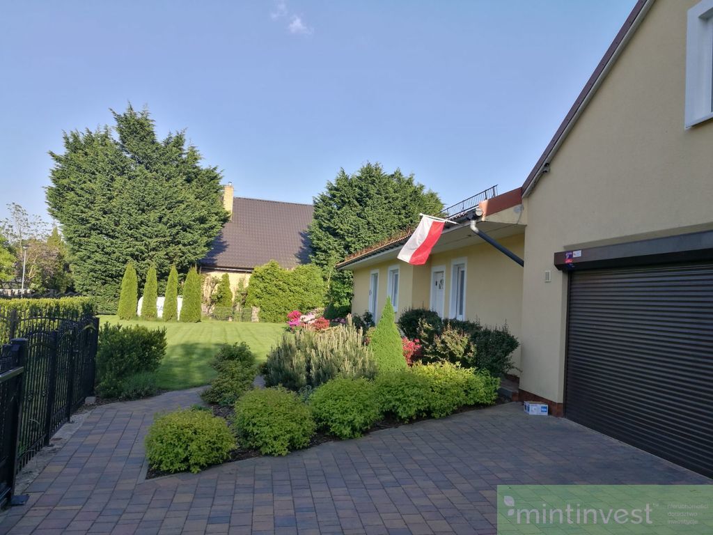 Posiadłość z krytym basenem (3)