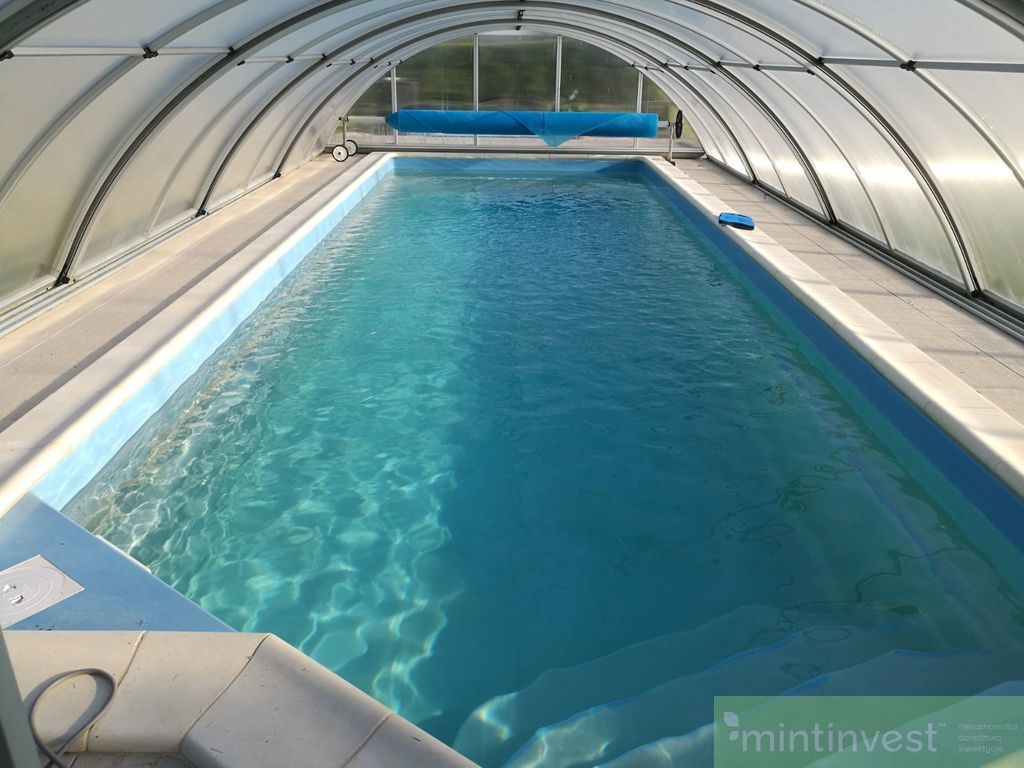 Posiadłość z krytym basenem (4)