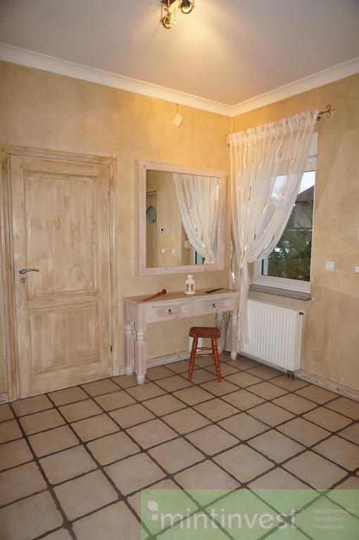 Posiadłość z krytym basenem (21)