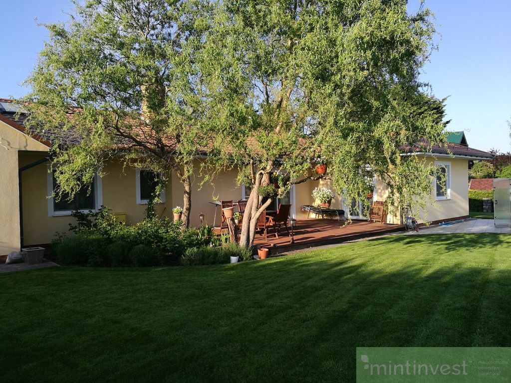 Posiadłość z krytym basenem (30)