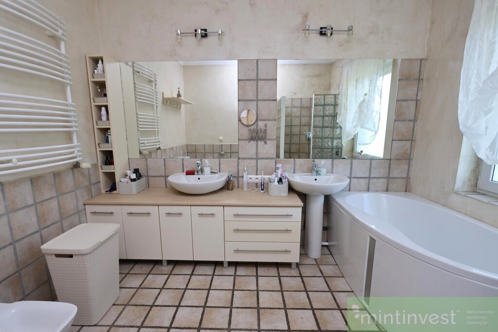 Posiadłość z krytym basenem (12)