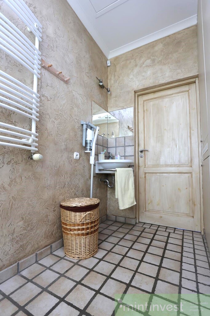 Posiadłość z krytym basenem (17)