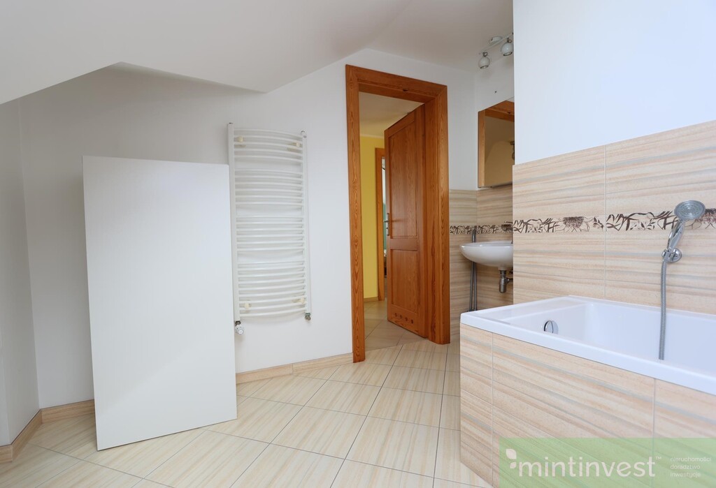 Posiadłość z krytym basenem (27)