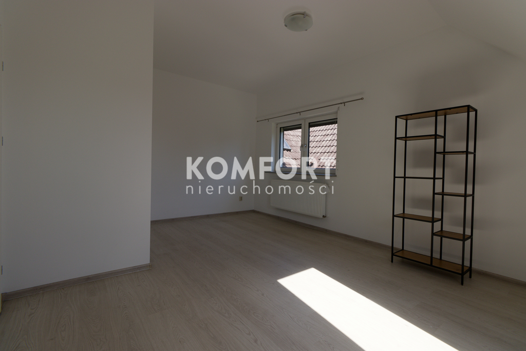 Luksusowy dom z ogrodem na osiedlu zamkniętym (17)