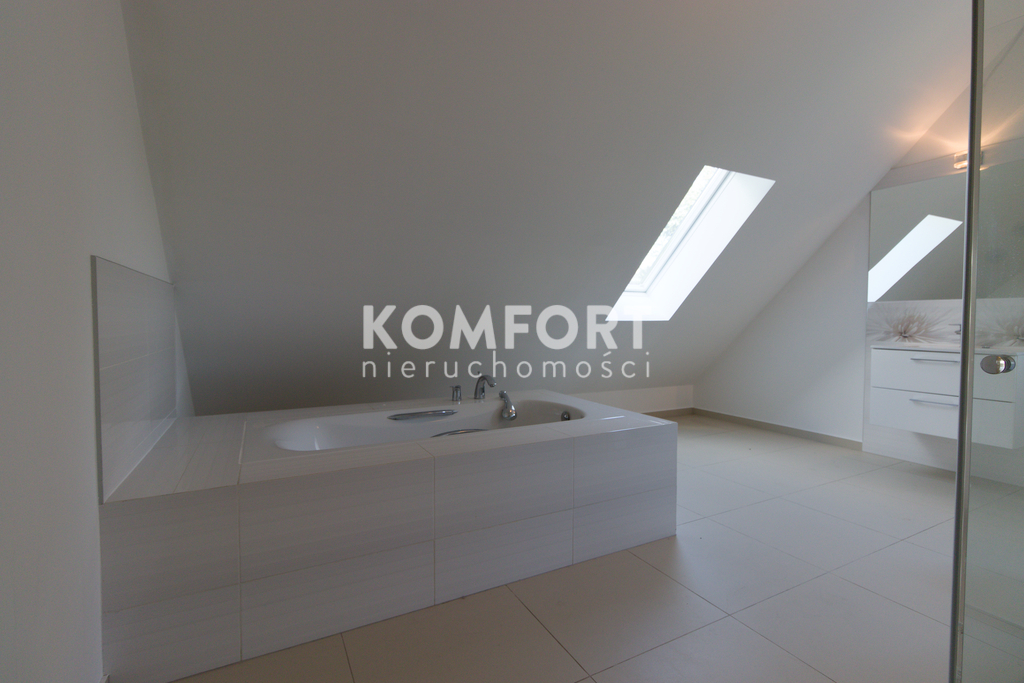 Luksusowy dom z ogrodem na osiedlu zamkniętym (25)