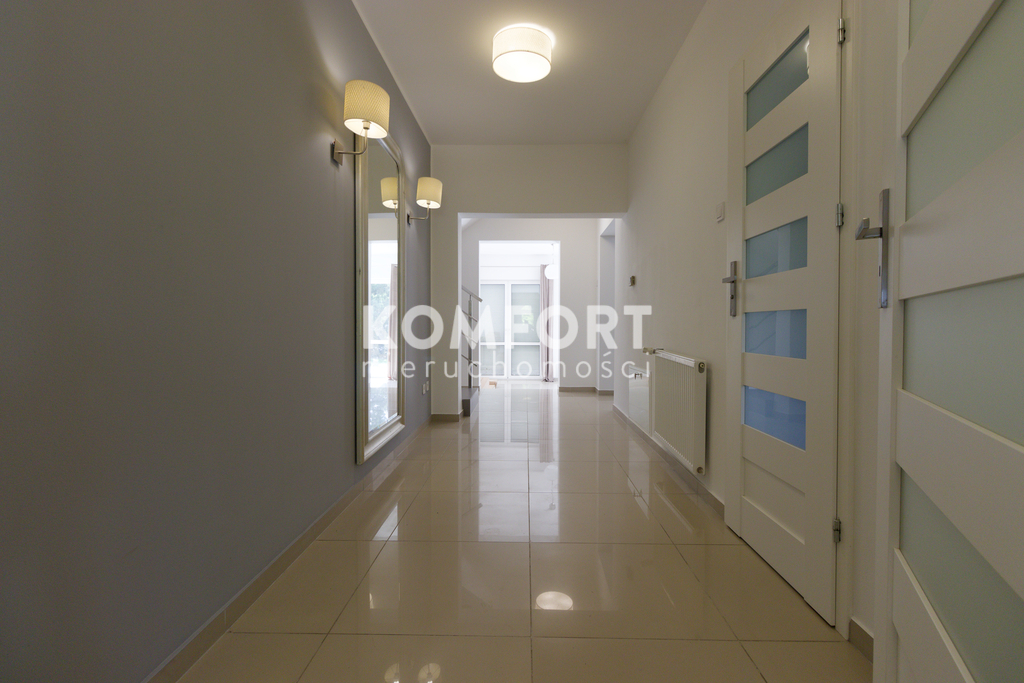 Luksusowy dom z ogrodem na osiedlu zamkniętym (29)