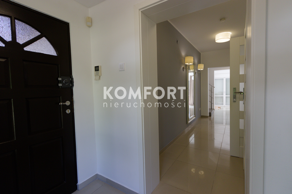 Luksusowy dom z ogrodem na osiedlu zamkniętym (30)