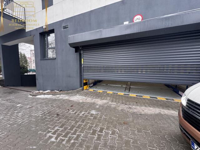 Samodzielny garaż czterostanowiskowy z platformami 32m2 z własną bramą (2)