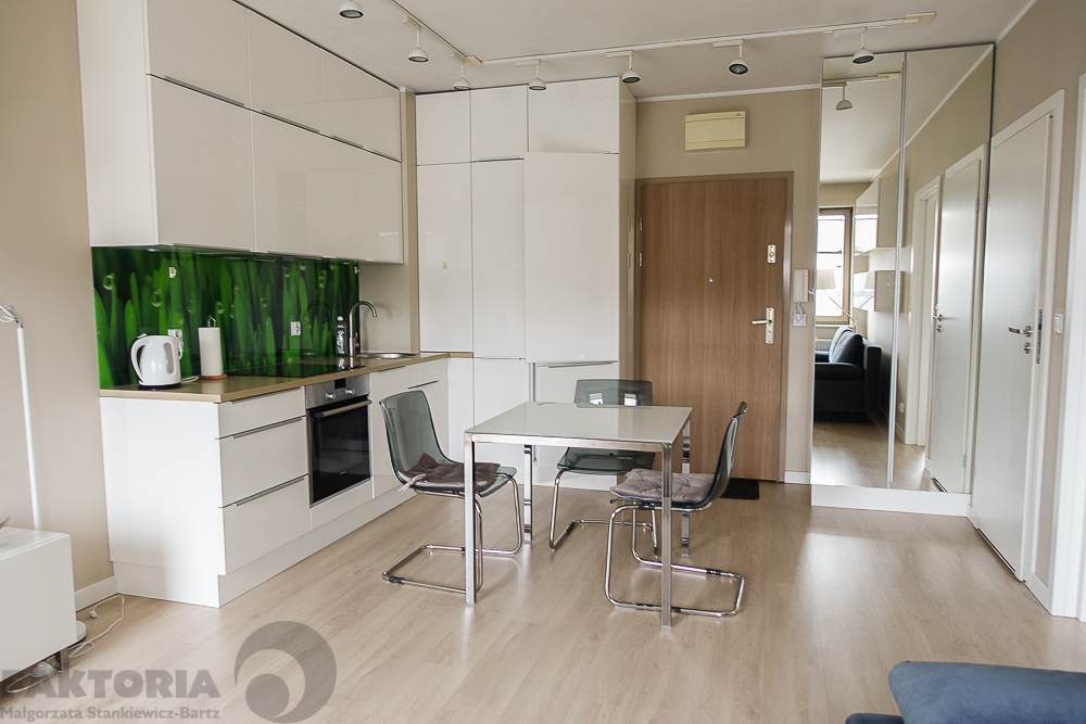 Centrum. Umebl. apartament 2pok. balkon 2400+340 (1)