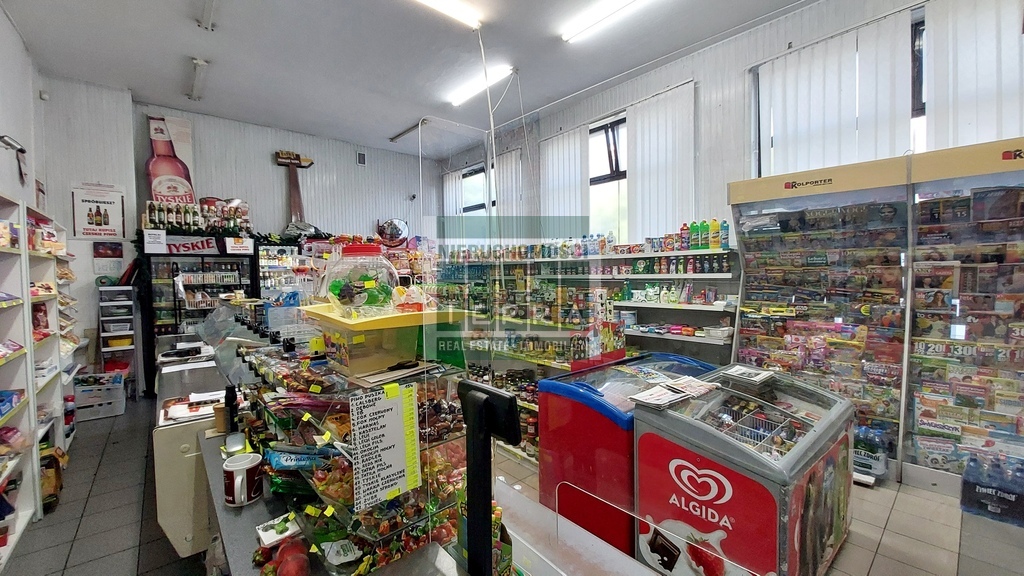 Lokal usługowy na parterze, os. Zacisze. (7)