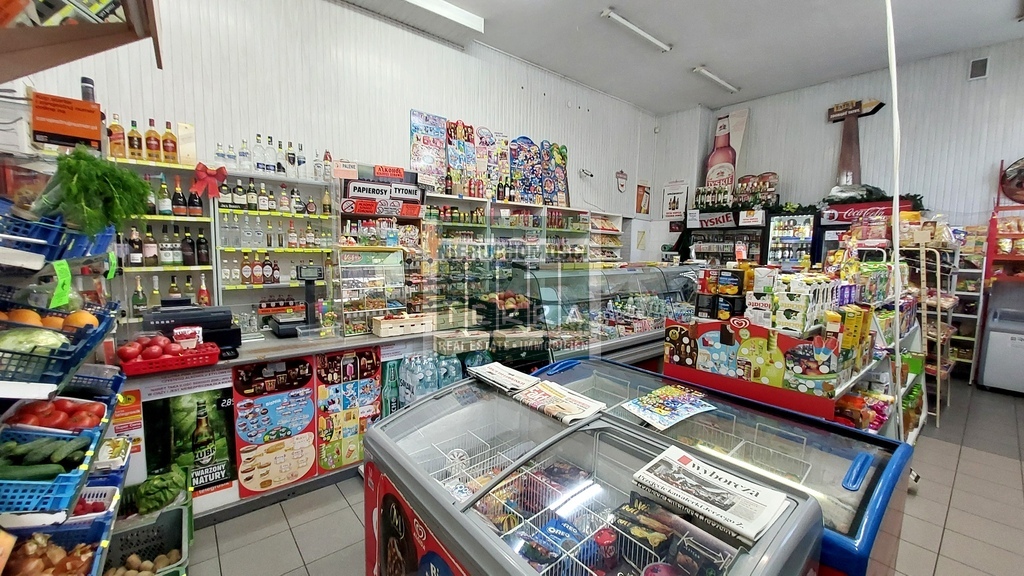 Lokal usługowy na parterze, os. Zacisze. (8)