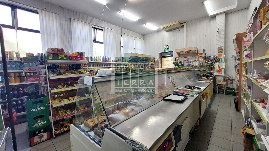 Lokal usługowy na parterze, os. Zacisze. (9)