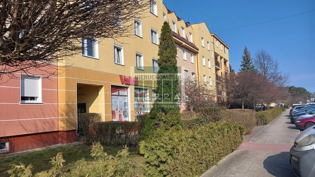 Lokal usługowy na parterze, os. Zacisze. (11)