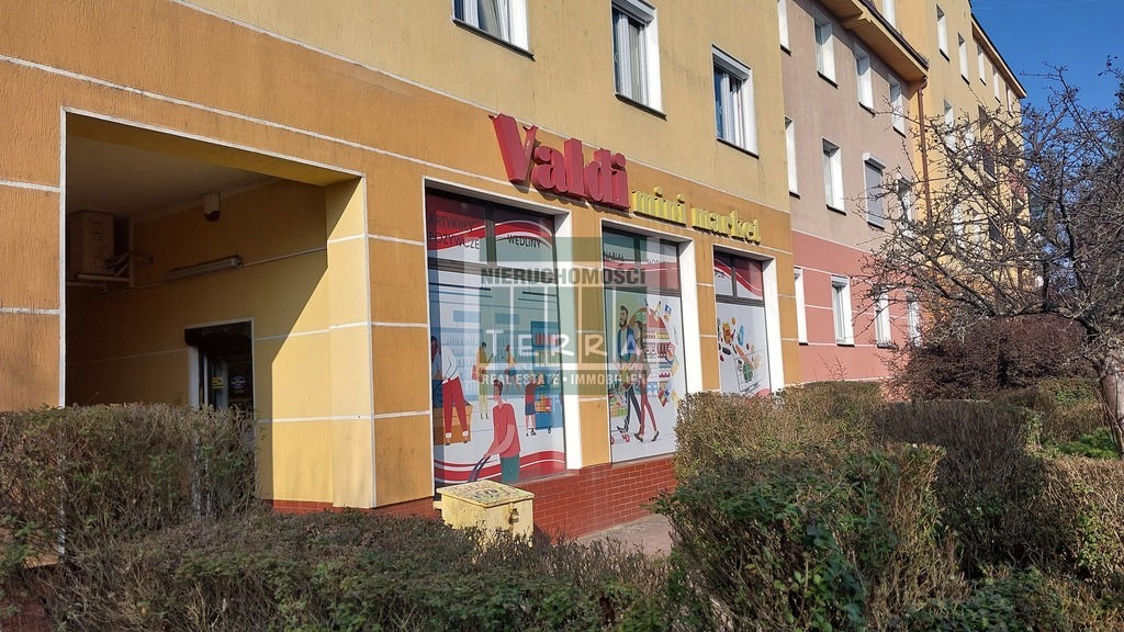 Lokal usługowy na parterze, os. Zacisze. (2)