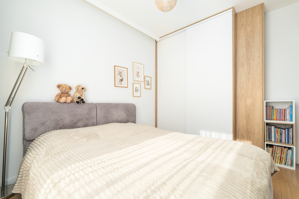 Przytulne 2 pokoje z tarasem i garażem. 4 Ogrody. (12)