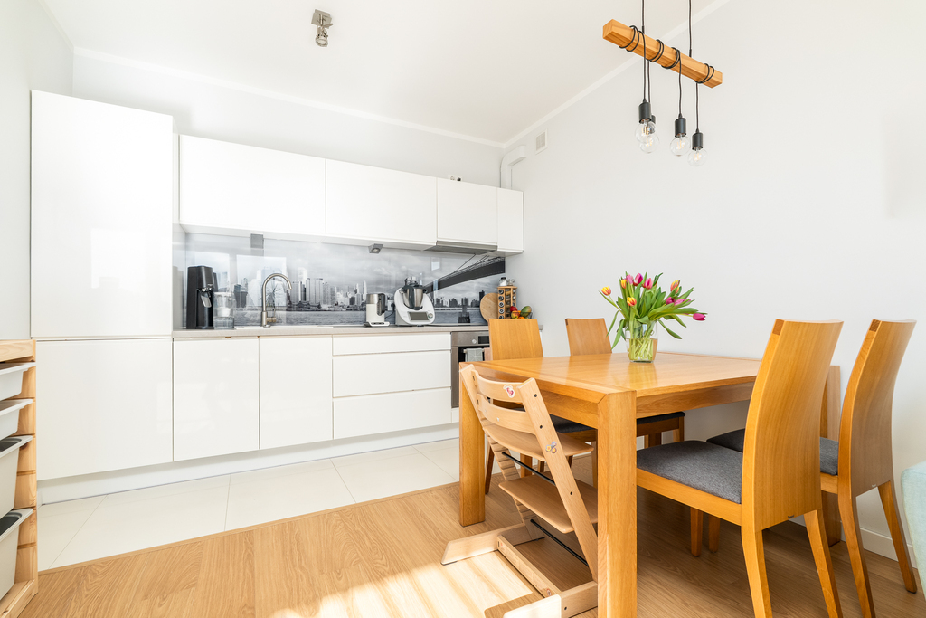 Przytulne 2 pokoje z tarasem i garażem. 4 Ogrody. (6)